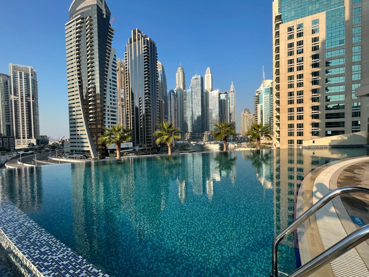 Vue Marina de nuit — Trident Bayside